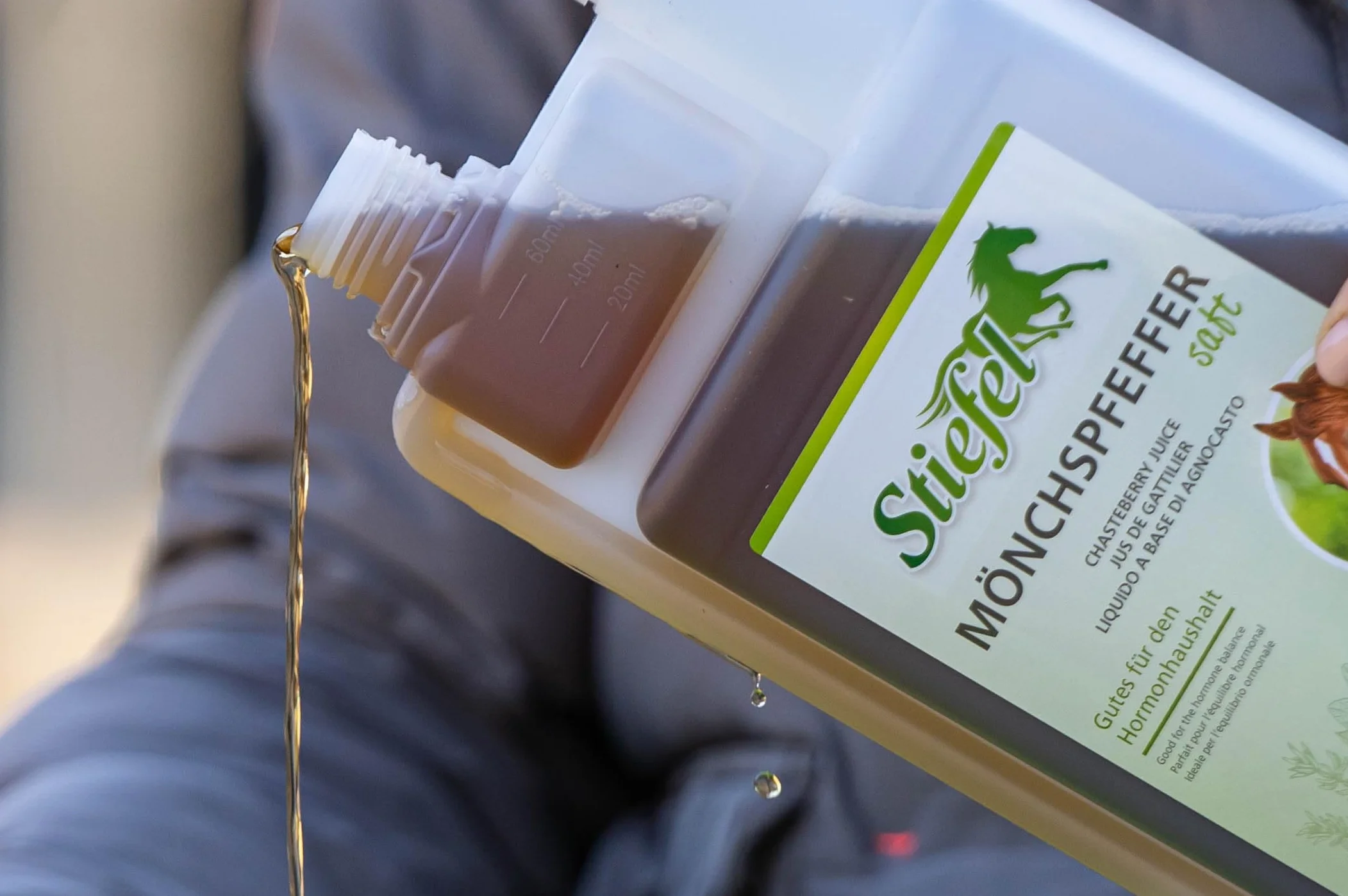 Stiefel Succo di pepe monaco | 1 l | Mangime complementare liquido per cavalli | Aiuto per problemi di rose, amore e cushing | Soluzione naturale per la regolazione degli ormoni