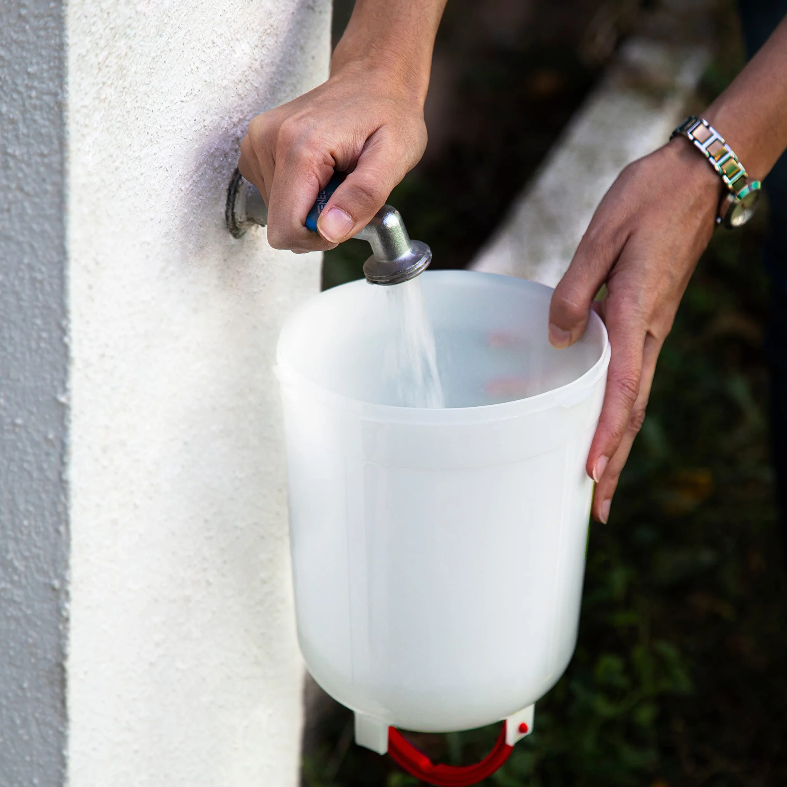 FINCA CASAREJO Abbeveratoio per Galline con Piedini - Abbeveratoio in Plastica Happy Chickens - Capacità 5L - Acqua Sempre Pulita