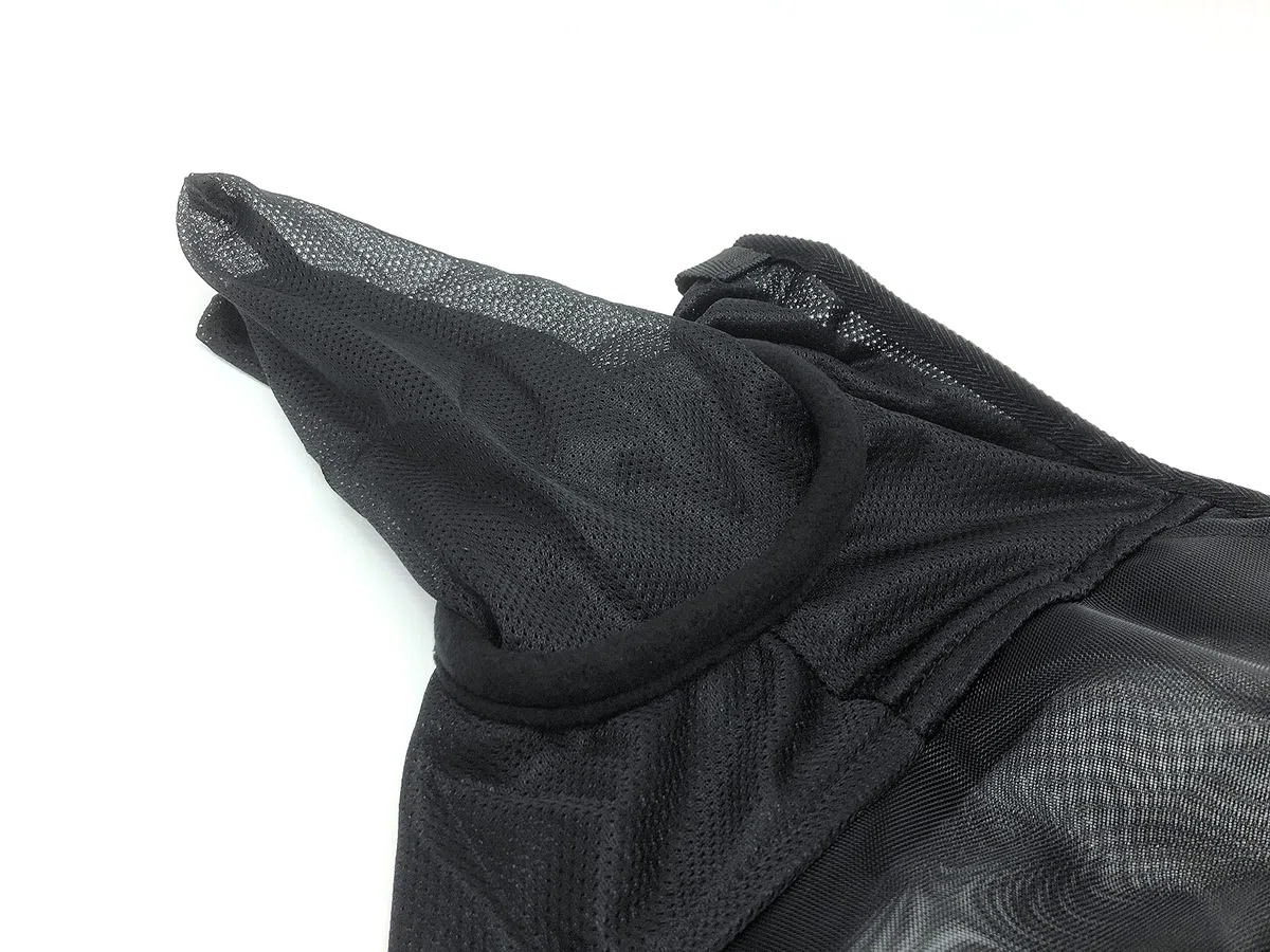 Horses, Maschera Anti Mosche per Cavallo, Modello Soft PRO Mask, Realizzata in Nylon e Cotone con Paraorecchie, Leggera e Traspirante (Nero - M)