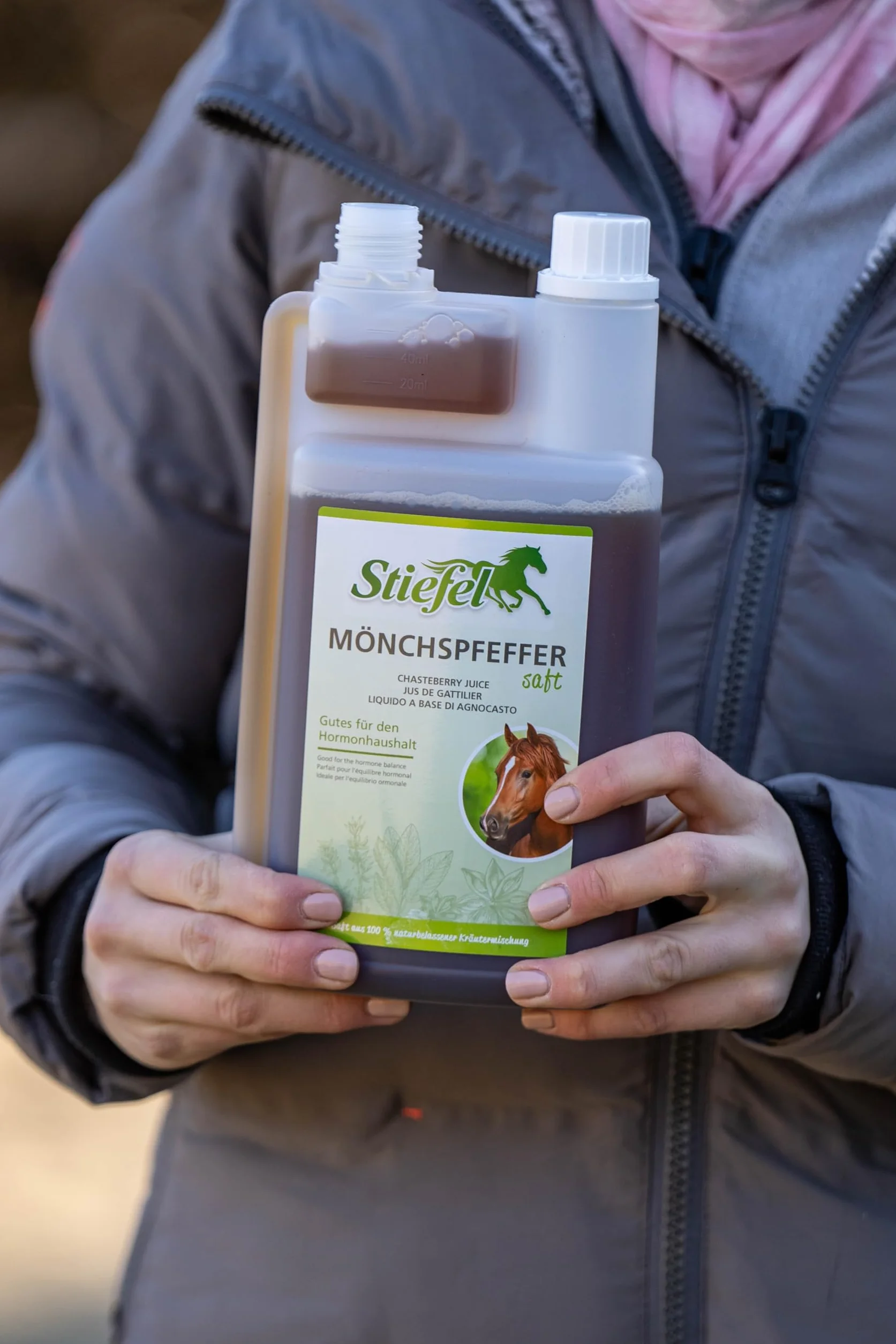 Stiefel Succo di pepe monaco | 1 l | Mangime complementare liquido per cavalli | Aiuto per problemi di rose, amore e cushing | Soluzione naturale per la regolazione degli ormoni