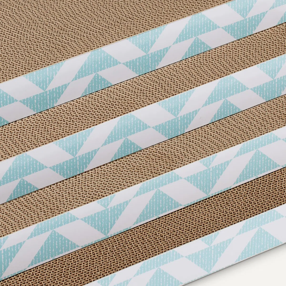 Amazon Basics - Tappetino Tiragraffi per Gatti da Interno con Scatola, Cartone Ondulato, Tiragraffi con Stampa a Colori ed Erba Gatta, Certificato FSC, Confezione da 4 Pezzi, 41,9 x 25,4X 3,8cm,Blu