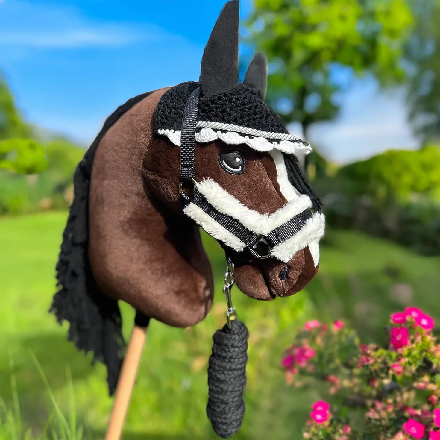 Hobby Horse - Set di accessori per cavezza con cordino e berretto anti-insetti, formato A4 e A3 (nero e rosa)
