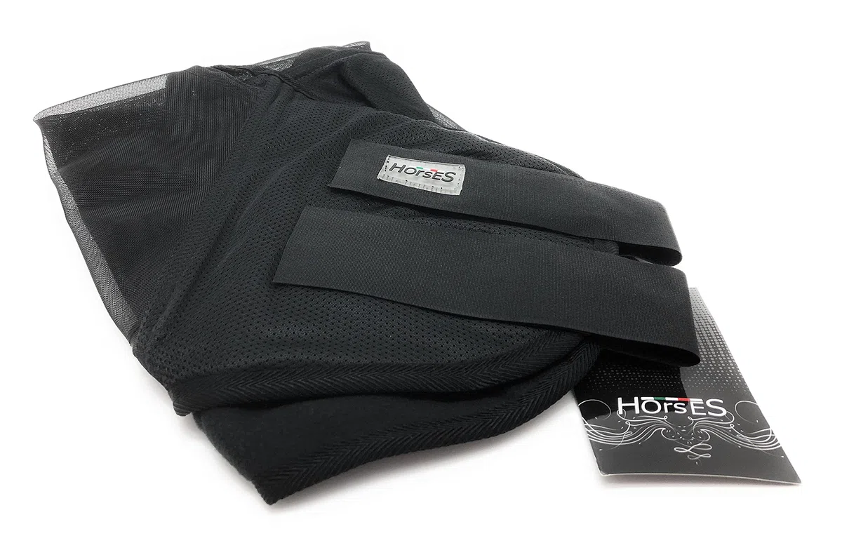 Horses, Maschera Anti Mosche per Cavallo, Modello Soft PRO Mask, Realizzata in Nylon e Cotone con Paraorecchie, Leggera e Traspirante (Nero - M)