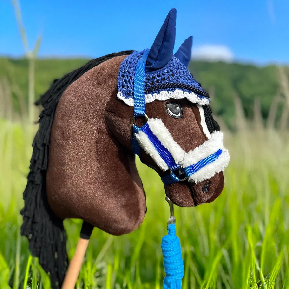 Hobby Horse - Set di accessori con cavezza peluche blu con longhina e cappuccio anti-insetti blu per attività di Hobby Horsing.