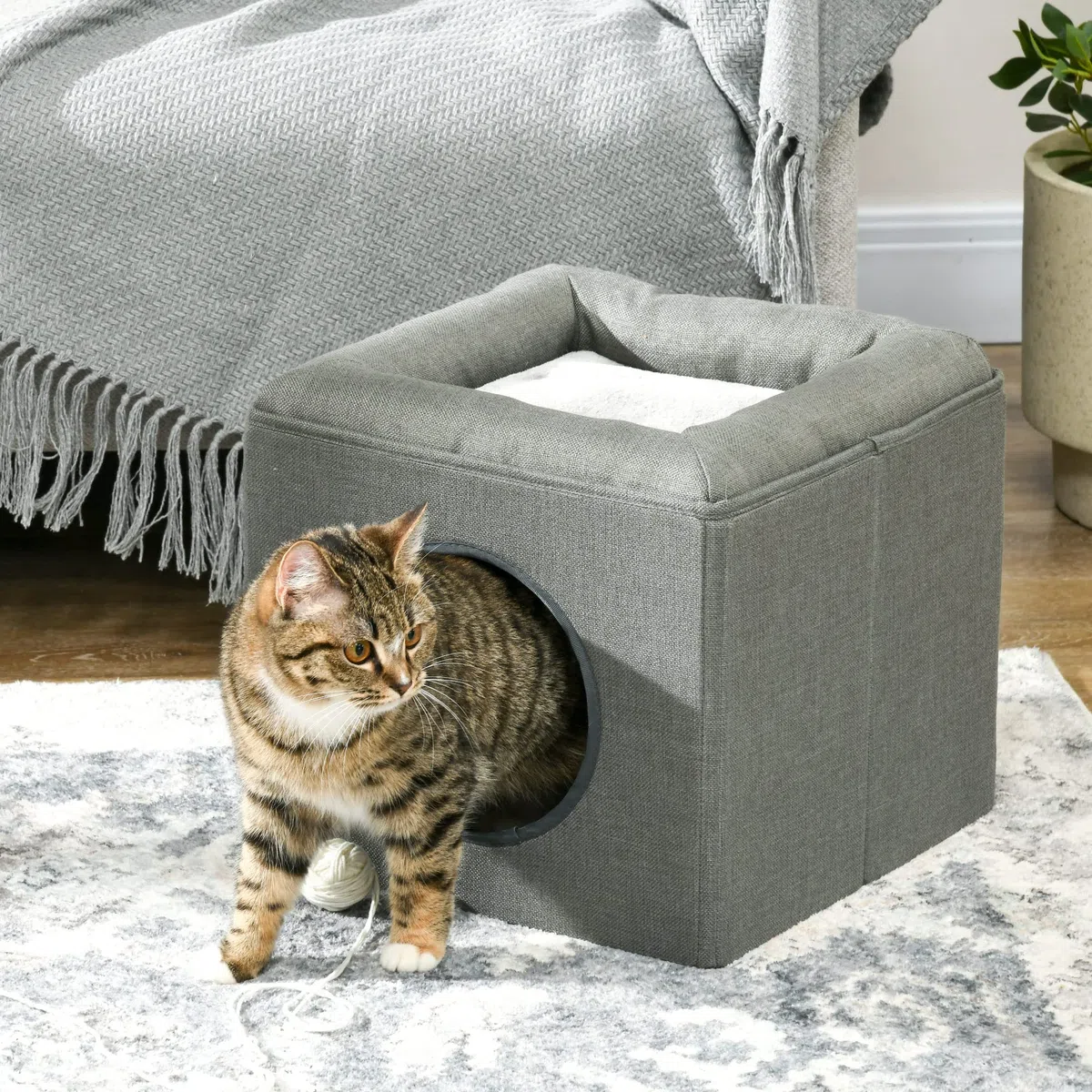 PawHut Casetta per Gatti a 2 Livelli con Cuscino in Peluche e Apertura Frontale, Cuccia per Gatti in MDF, Poliestere e Plastica, 36.5x36.5x33 cm, Verde