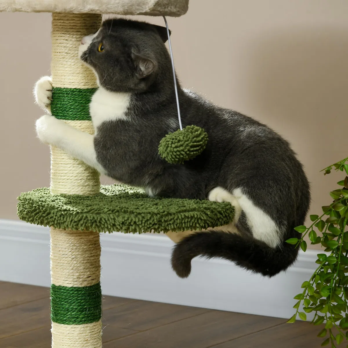 PawHut Albero Tiragraffi con Lettino per Gatti, 2 Palline, Piattaforma e Palo in Sisal, Palestra per Gatti con Rivestimento in Chenille e Peluche, Verde e Bianco