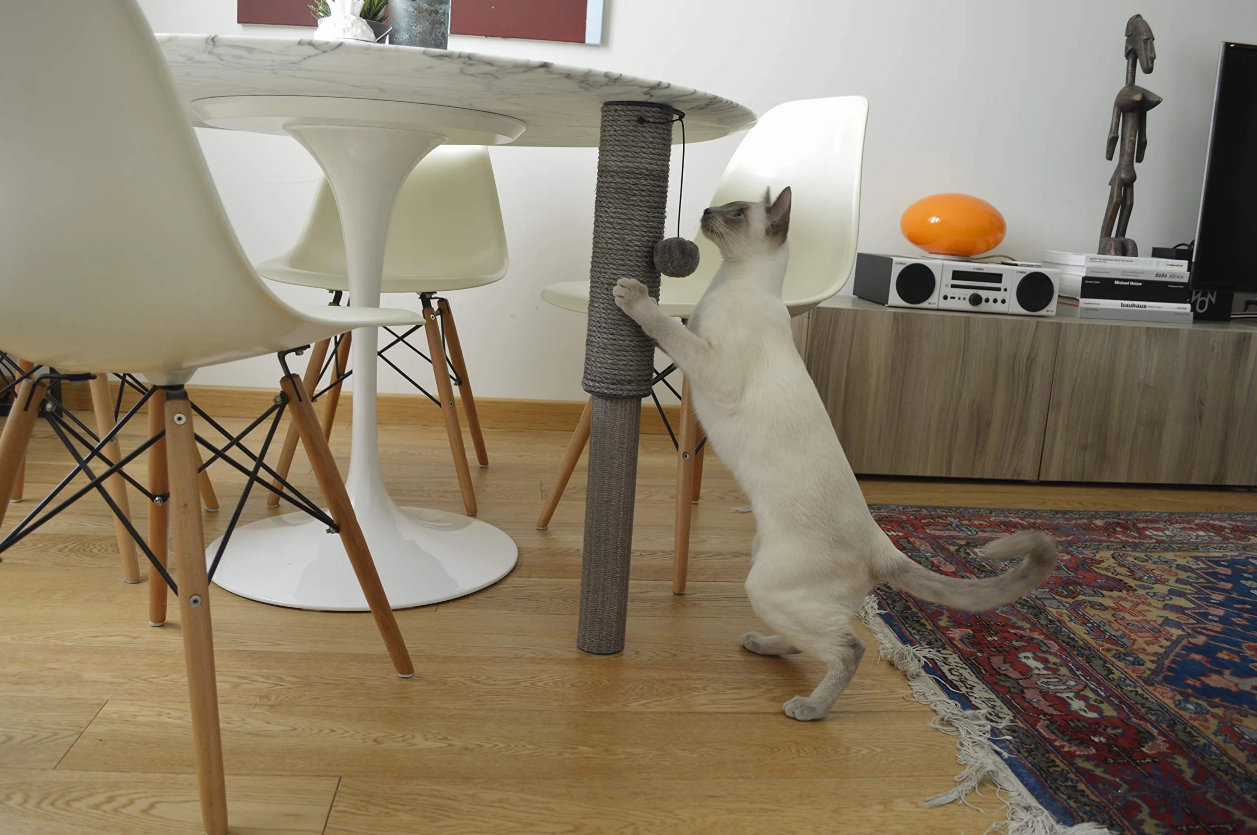 UNITED PETS Cat Pole - Palo Tiragraffi da Tavolo per Gatti, Palo Allungabile, di Design, Palo Tira graffi da Tavolo in Sisal e Rattan Grigio, Gioco per Gatti con Pallina
