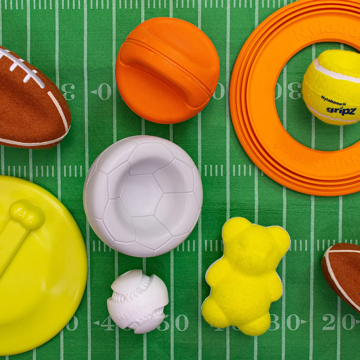 Nylabone Power Play Gripz - Palla da calcio per cani, con design facile da raccogliere, misura media, 14 cm