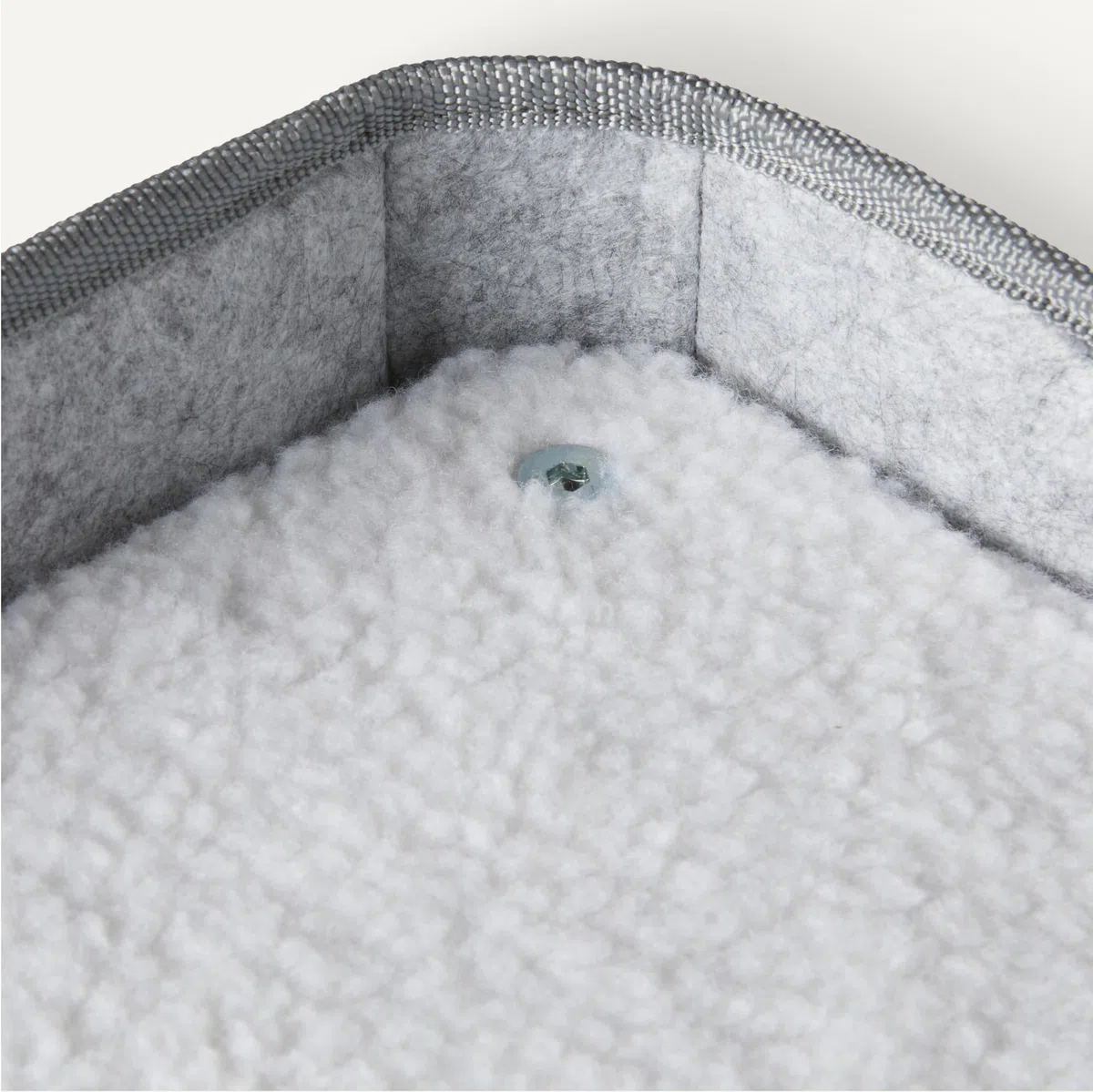 Amazon Basics - Casetta per Gatti a 2 Piani, Grotta per Gatti con Tappetino Tiragraffi e Pallina Morbida, Cucce Modulari a Cubo Pieghevoli per Gatti, 43,2cm x 35,6cm x 57,2cm, Grigio