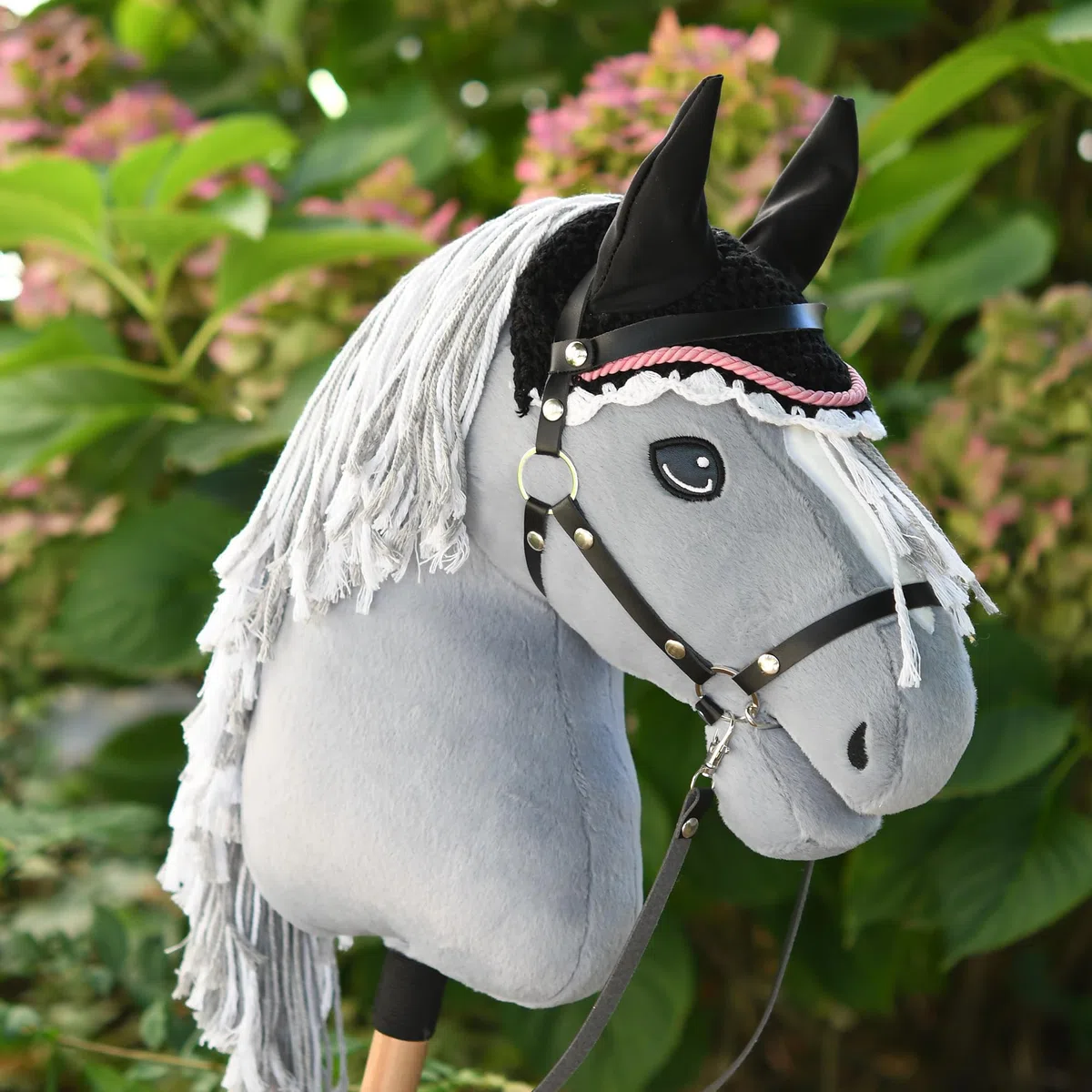 Hobby Horse - Set di accessori per cavezza con cordino e berretto anti-insetti, formato A4 e A3 (nero e rosa)