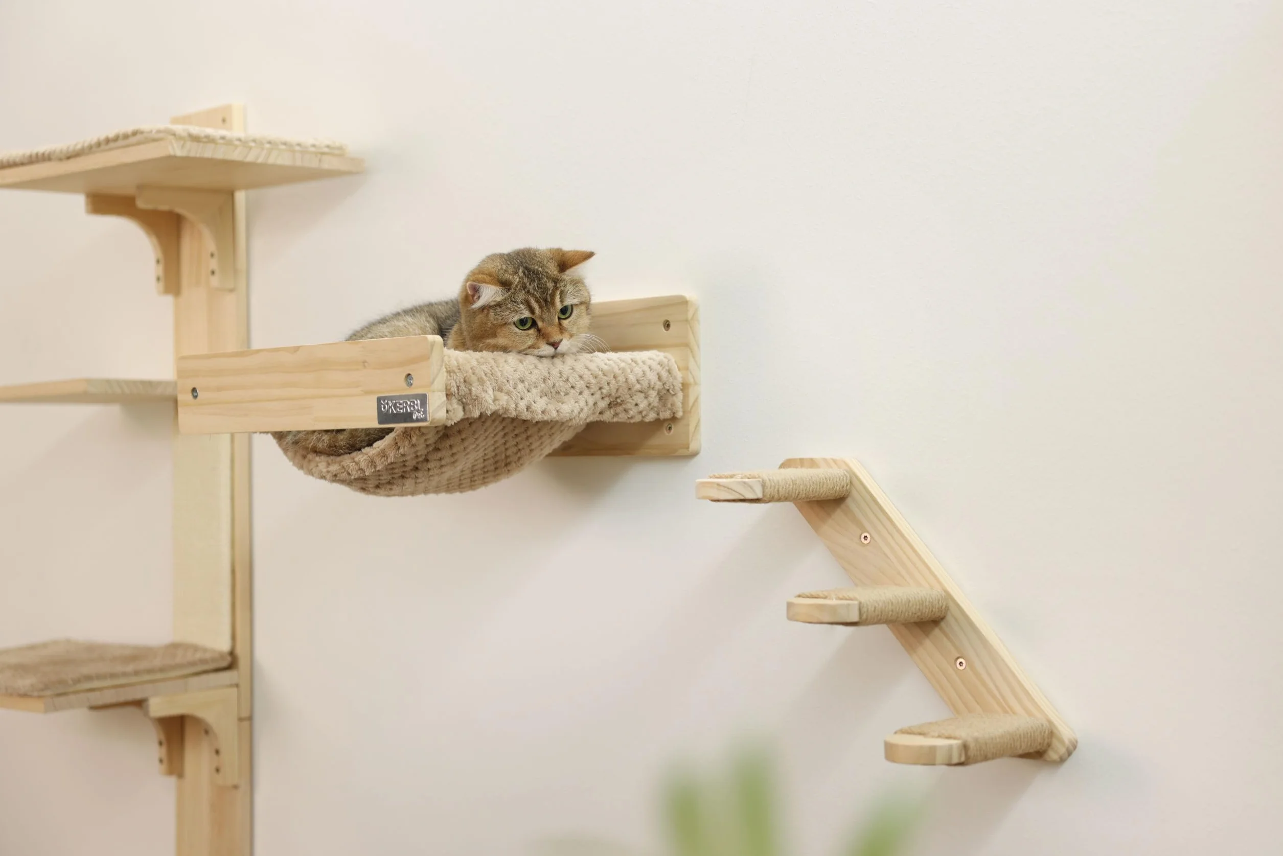 KERBL PET Amaca da parete Timber, 38x33,5x16 cm, naturale/talpa