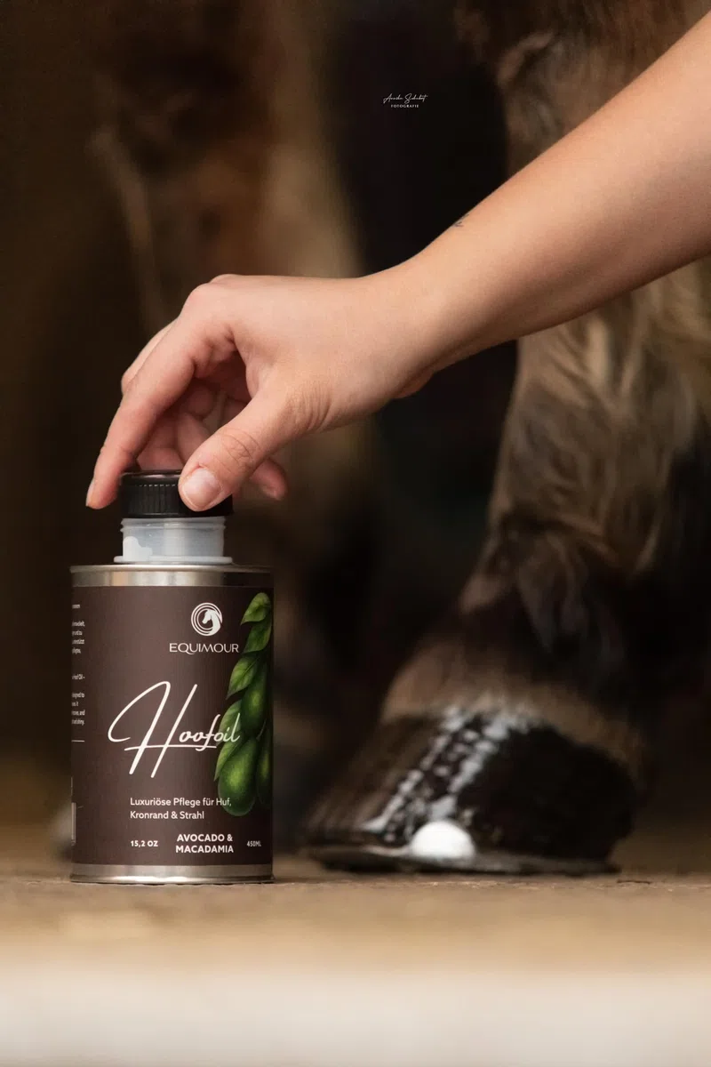 Olio di zoccolo con pennello per cavalli – Avocado & Macadamia – Cura degli zoccoli con vitamina E – per zoccolo, bordo della corona & fascio – lucentezza naturale & aspetto curato – 450 ml