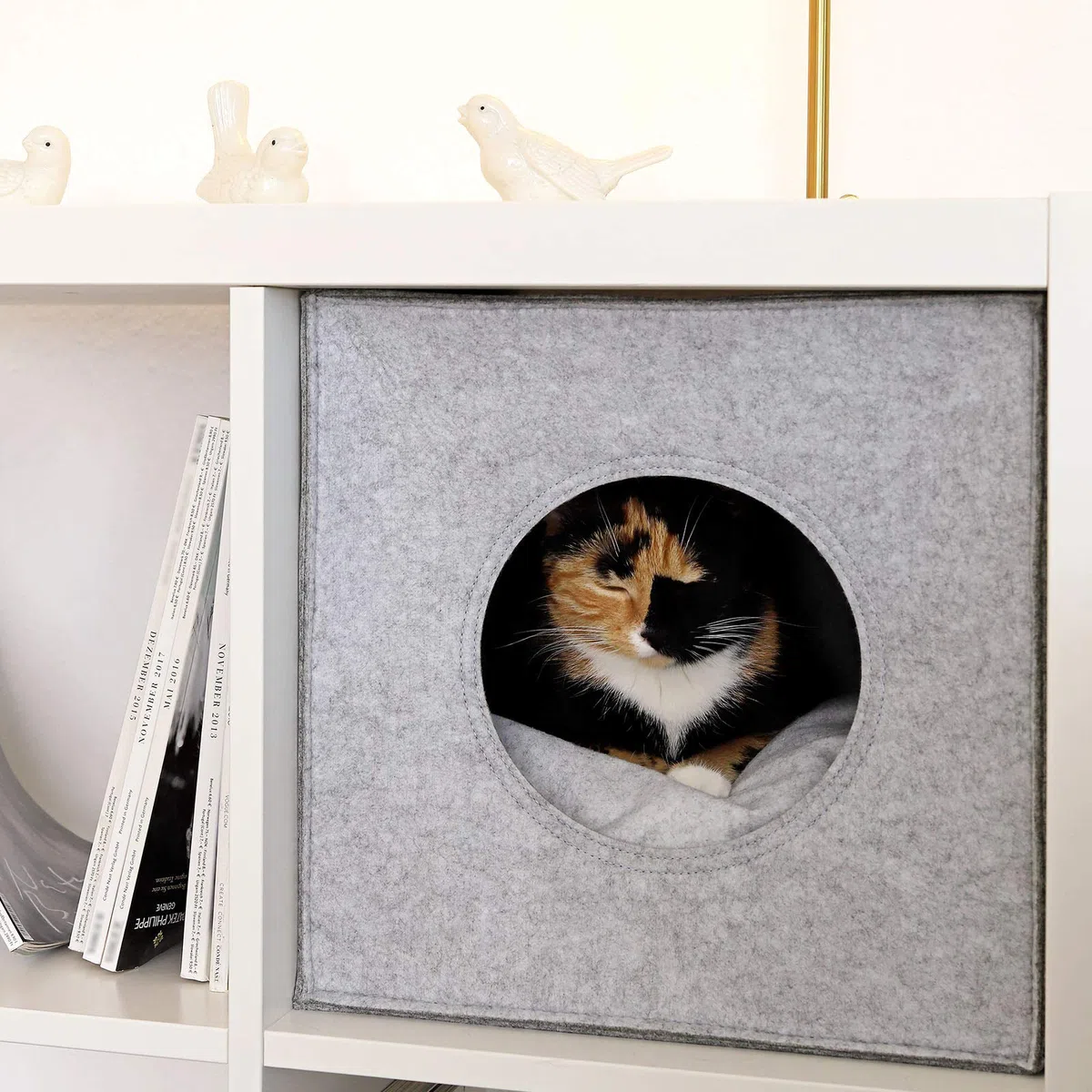 lionto Tana per gatti in feltro stabile adatta a scaffali e sistemi modulari, 33x37x33 cm, cuccia pieghevole a cubo autoportante, facile da pulire con cuscino accogliente, grigio chiaro