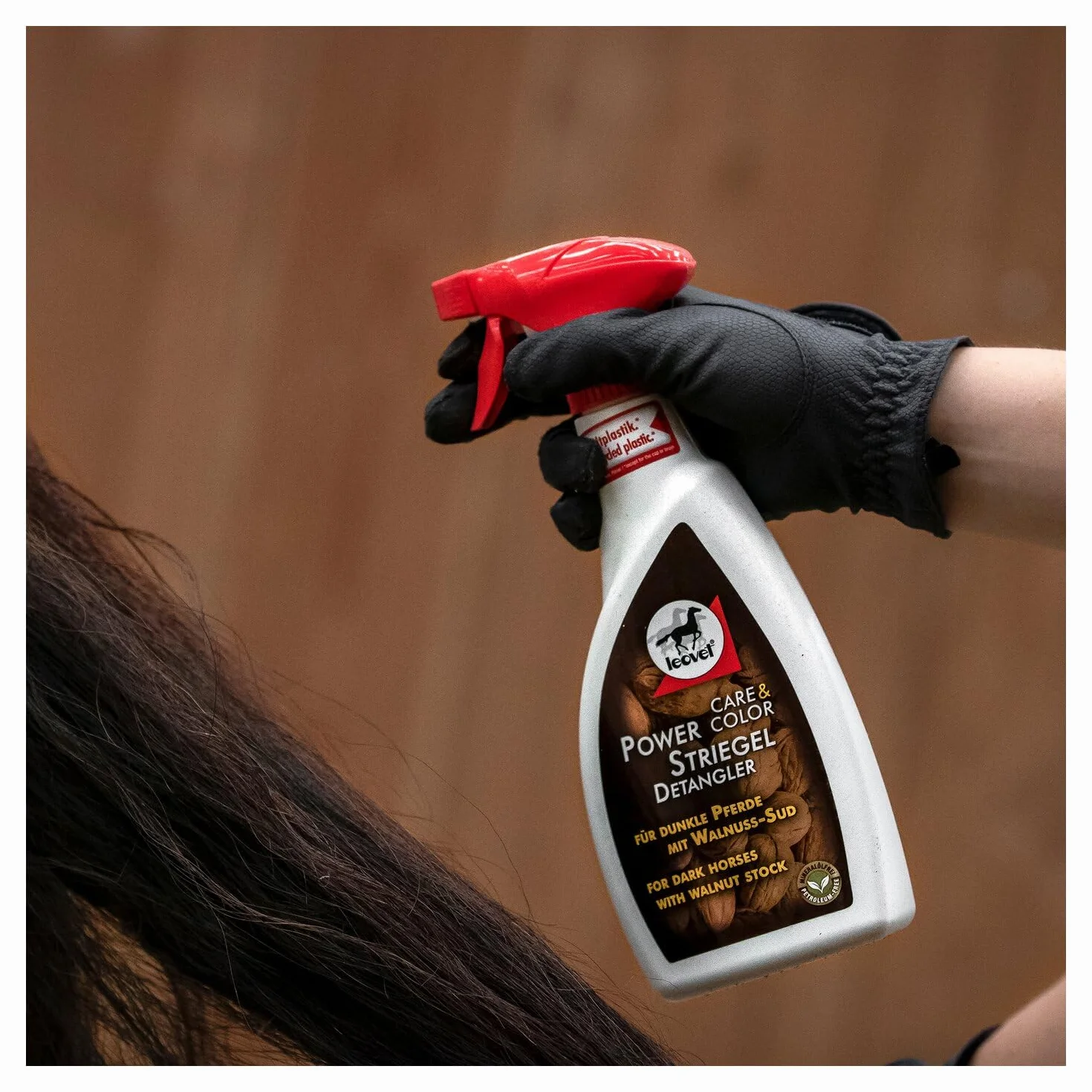 Leovet Power Spray Noce Flacone Spray | 550 ml | Cura del manto per cavalli con pelo scuro | Pettinabilità rapida di criniera e coda | Conforme ADMR, nessun tempo di attesa