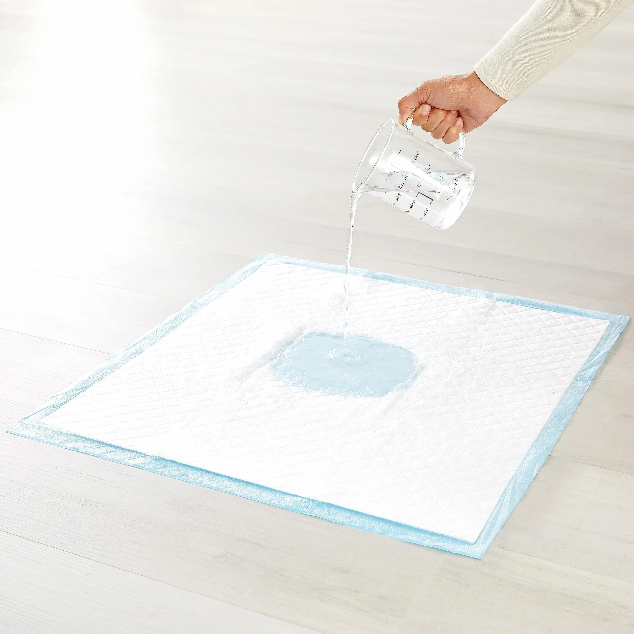 Amazon Basics Tappetini resistenti per l'addestramento di cani e cuccioli, a prova di perdite con superficie ad asciugatura rapida, dimensione standard, confezione da 50, Blu