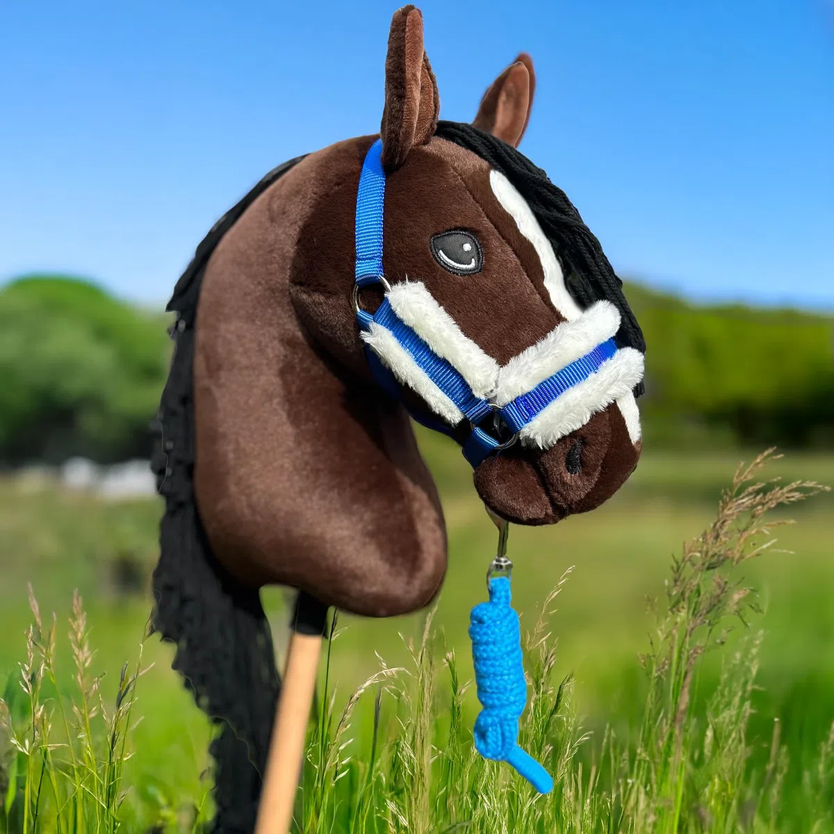 Hobby Horse - Set di accessori con cavezza peluche blu con longhina e cappuccio anti-insetti blu per attività di Hobby Horsing.