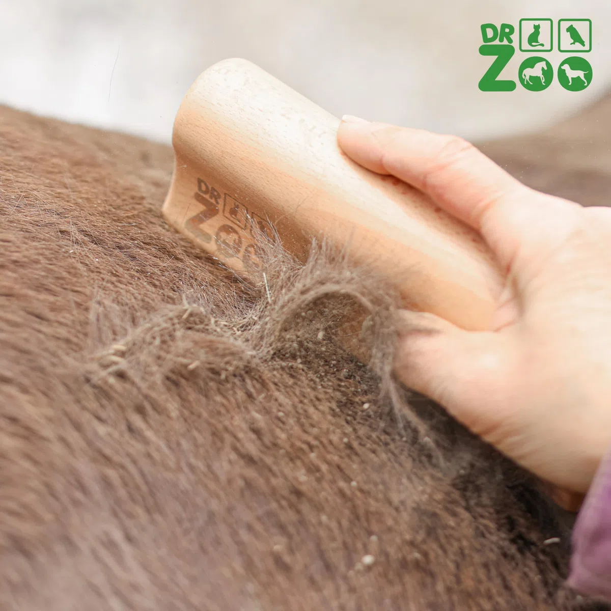 DR Zoo Wobbi - Spazzola per pelo per la cura delicata del pelo, spazzola ergonomica in gomma per una depilazione efficace, spazzola massaggiante per il cambio del pelo e pulizia quotidiana e delicata