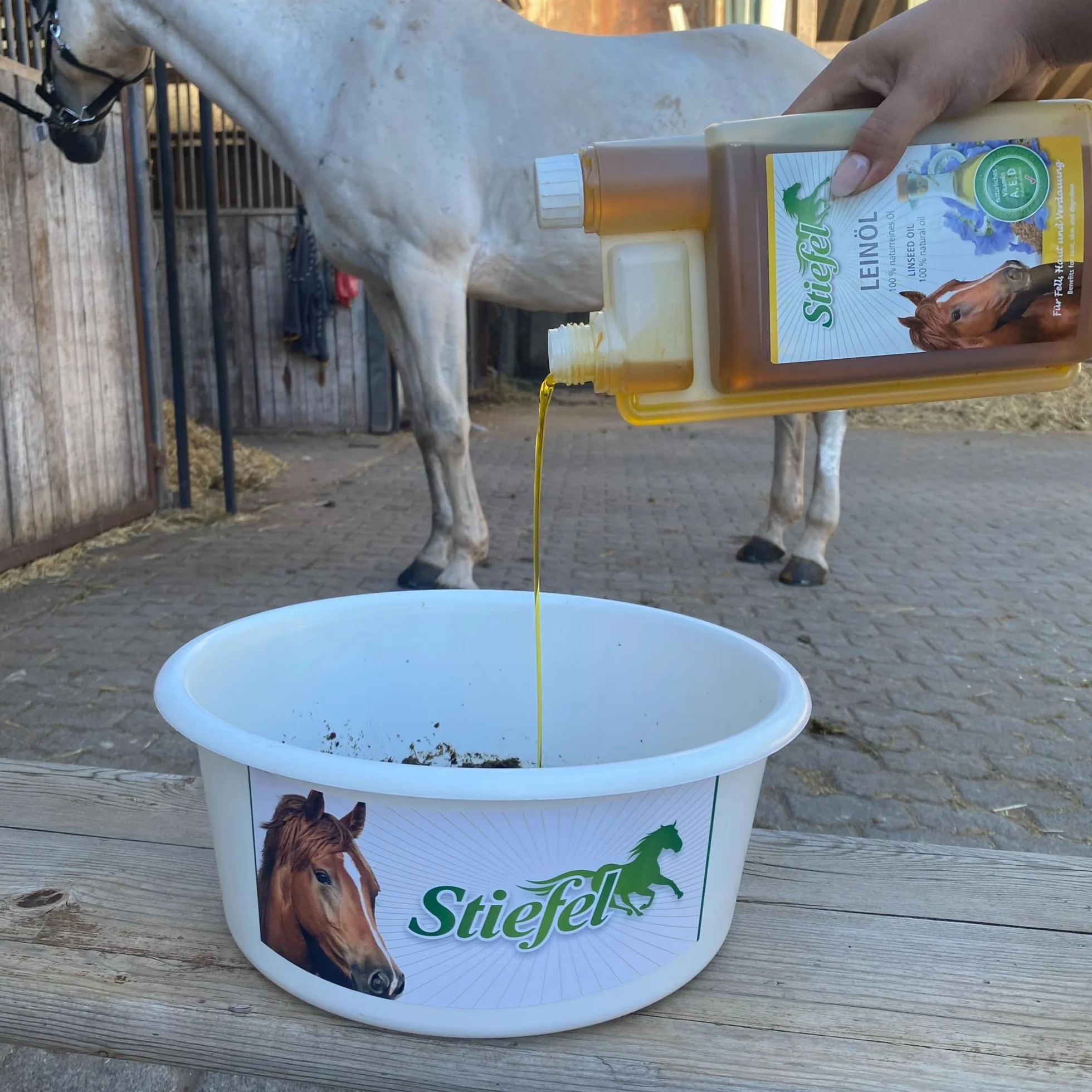 Stiefel Olio di lino, confezione doppia, 2 × 1 l, mangime complementare per cavalli, 100% puro naturale