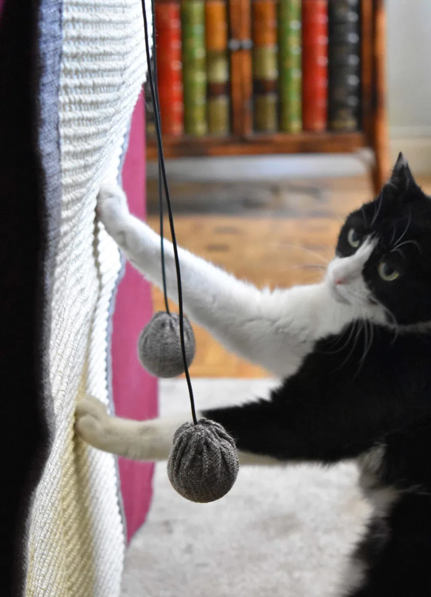 Tiragraffi divano per gatti con palline elastiche e tasche - Proteggi il divano dai graffi dei gatti - Affilacatene in sisal naturale per il divertimento dei tuoi amici felini