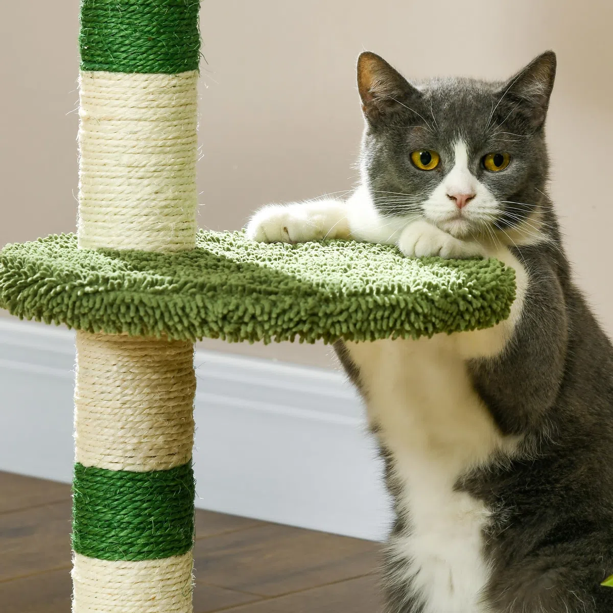 PawHut Albero Tiragraffi con Lettino per Gatti, 2 Palline, Piattaforma e Palo in Sisal, Palestra per Gatti con Rivestimento in Chenille e Peluche, Verde e Bianco