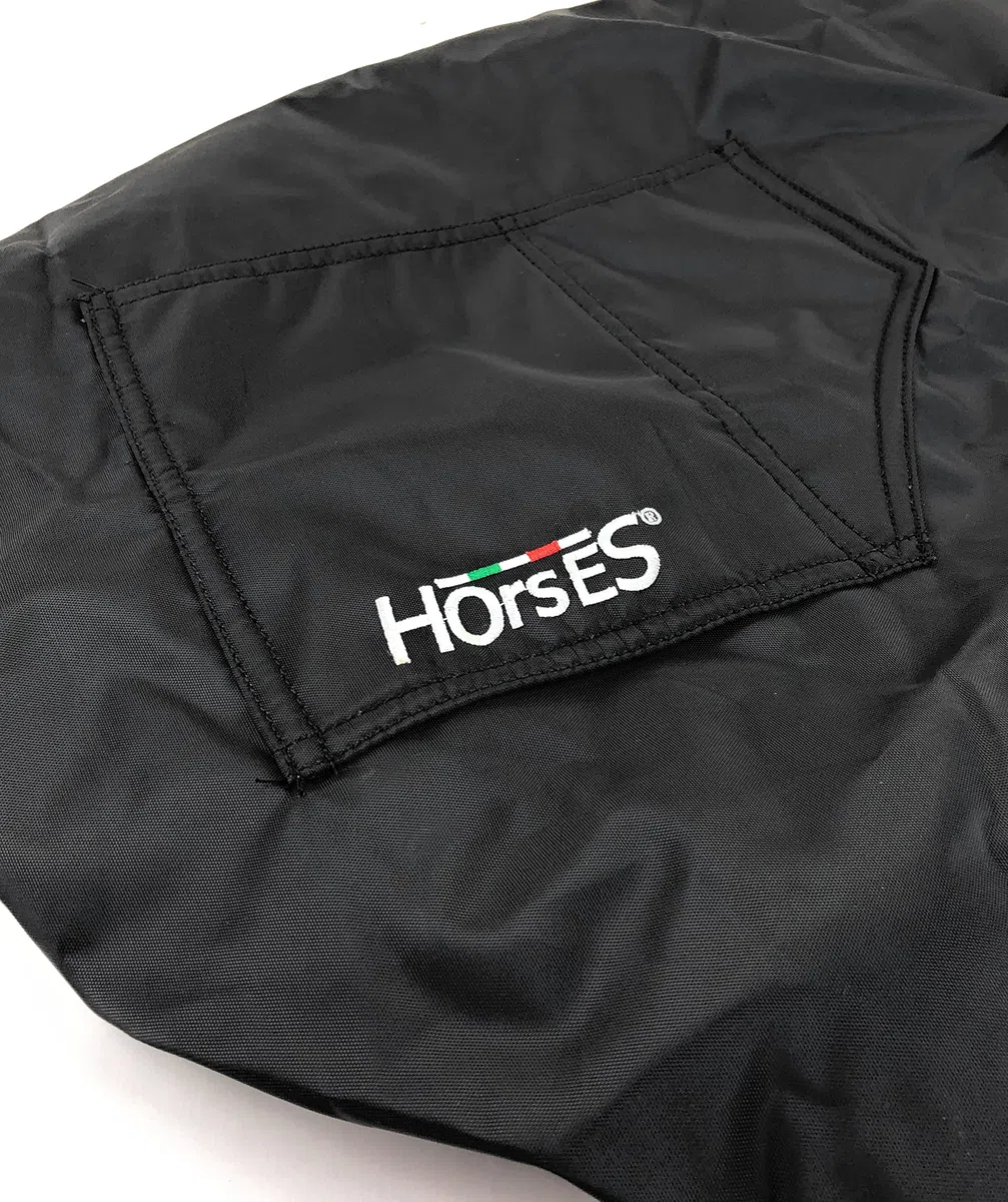 Horses, Coprisella in Nylon con Pile Interno, Coprisella Adatto a più Misure di Selle, Realizzato con Nylon Esterno e Morbido Pile all’Interno, Nero