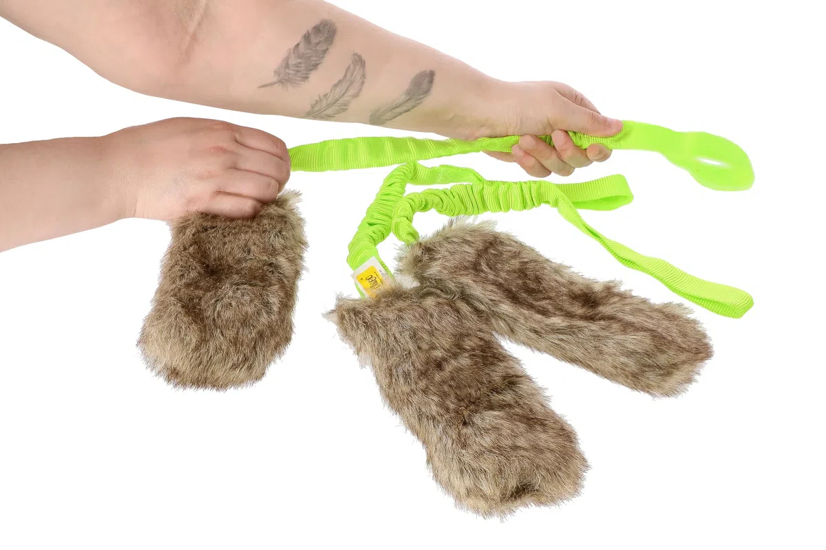 DINGO Set: 3 x Giocattoli da Caccia in Pelliccia Sintetica – Teaser con Squittio, Manico Elastico 55 cm, per Agility, Addestramento del Cane, Corsa e Gioco, Verde (Z30028)